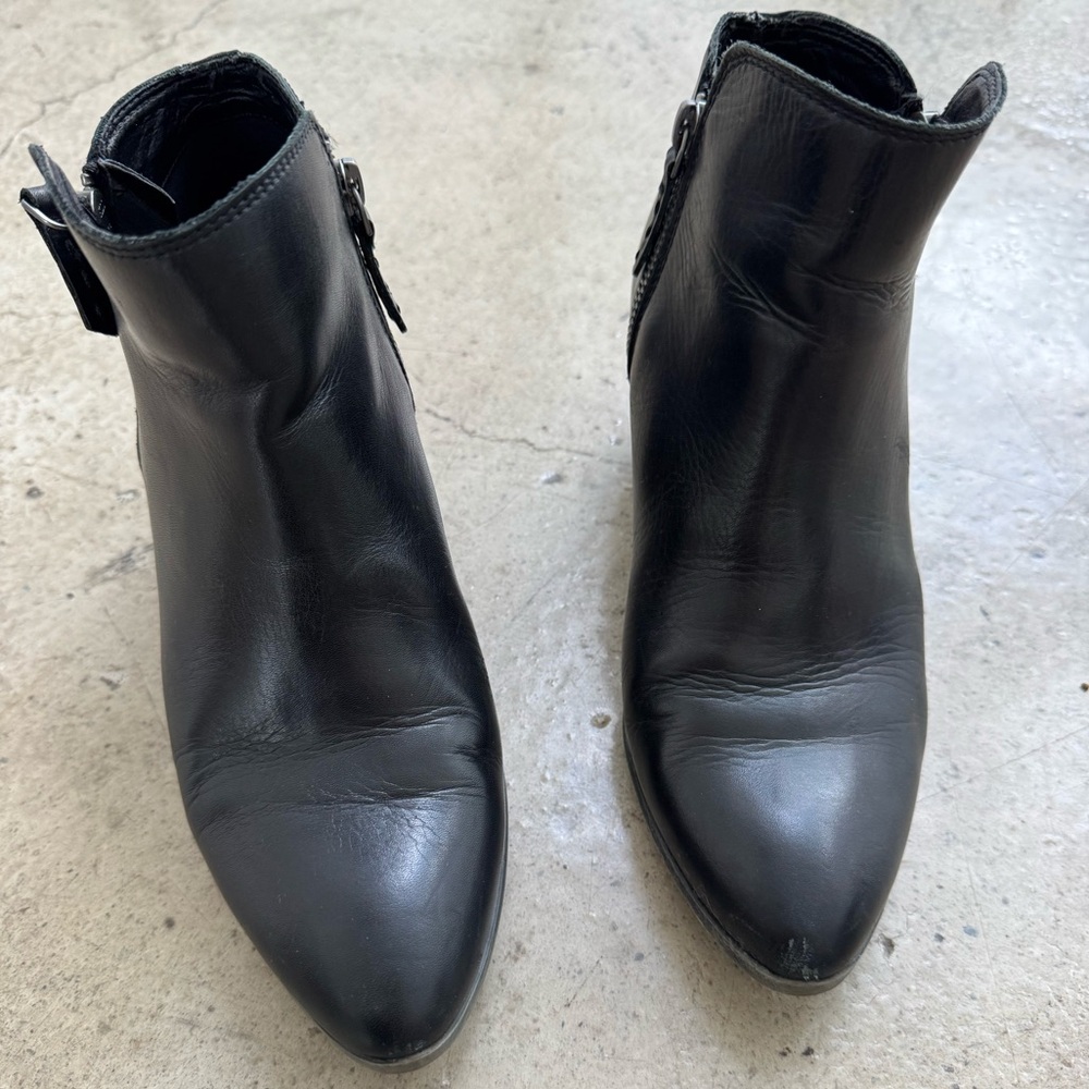 Frye Judith Black Leather Booties w Side Zips, Size 9